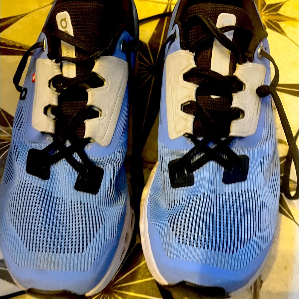 On Cloud ladies shoes size 9 blue